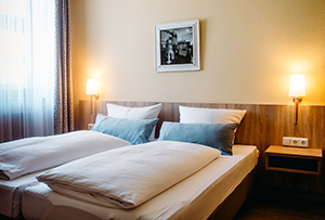 https://www.muellerbraeu.com/wp-content/uploads/muellerbraeu_hotel-2bett.jpg