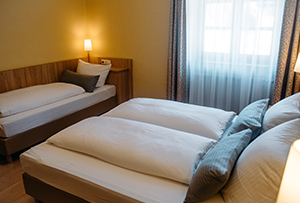 https://www.muellerbraeu.com/wp-content/uploads/muellerbraeu_hotel-2bett_comfort.jpg